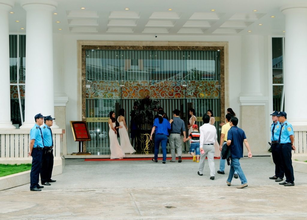 Vì sao nên thuê bảo vệ nhà hàng, khách sạn?